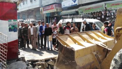 صورة مدير عام “القاهرة” بتعز يدشن حملة واسعة لإزالة العشوائيات في المديرية