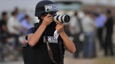 صورة (49) صحفيا يصدرون بيانا مشتركا بشأن قرار يقيد حرية الاعلام في عدن (نص البيان)